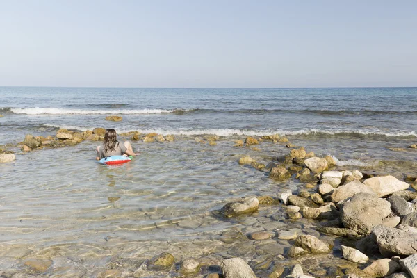 Tiener ontspannen op het water — Stockfoto