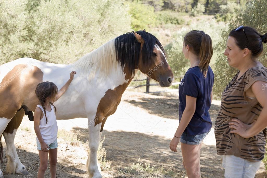 ¿Qué te parecería un paseo a caballo? ¡Coge las riendas y a jugar!