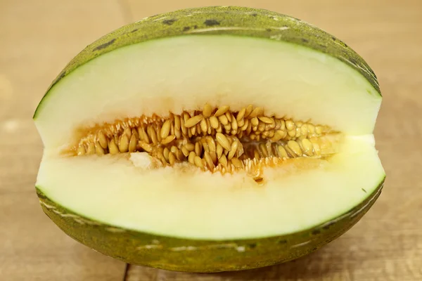 Krötenhautmelone halbiert — Stockfoto