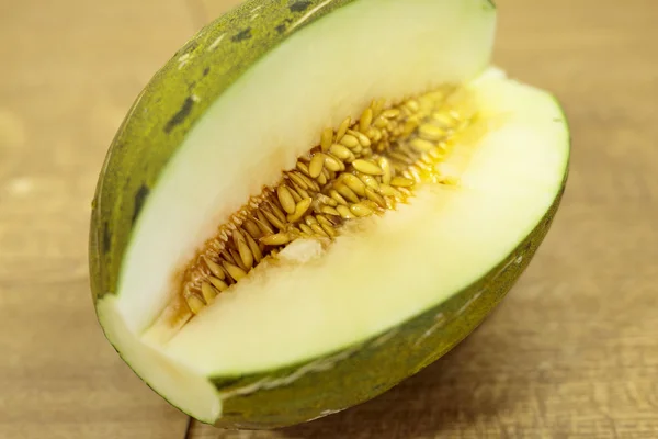 Krötenhautmelone halbiert — Stockfoto