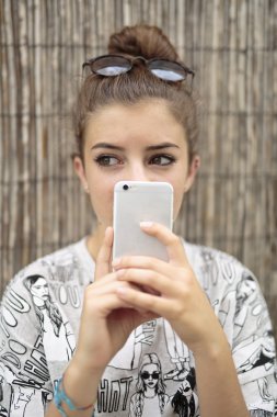 Mobile el ile genç kız