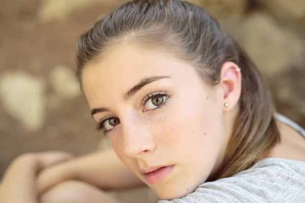 Retrato de adolescente con luz natural — Foto de Stock