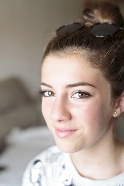 Maquillage des yeux de petite fille — Photo