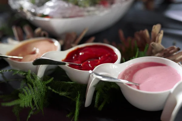 Surtido Salsas Para Acompañar Comida Belga Volumen Realizado Dentro Restaurante — Foto de Stock