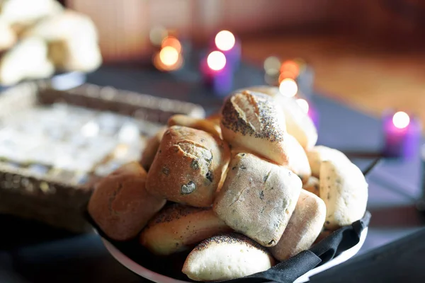 Bricka Belgiskt Bröd Små Portioner Med Diverse Frön Skjuten Restaurang — Stockfoto