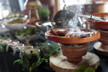 Belçika yemekleri seramik kaplara konur. Altında da ateş var. Isıtmak için..