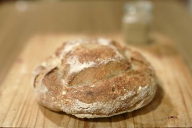 Geleneksel fırında ev yapımı ekşi ekmek. Doğal ışık ve seçici odak ile gündüz çekimleri.