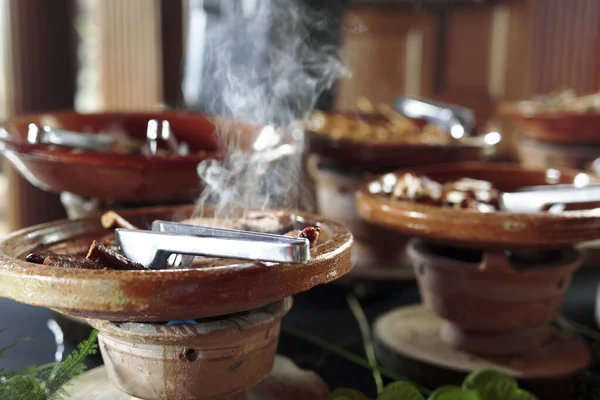 Comida Belga Cocida Colocada Recipientes Cerámica Con Fuego Debajo Para Imágenes De Stock Sin Royalties Gratis