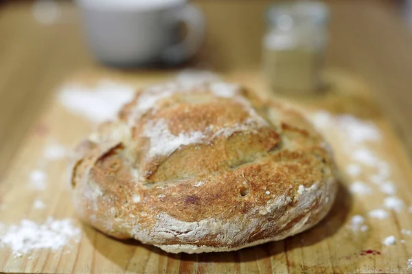 自家製の生地パンは従来のオーブンで 自然光と選択的焦点で撮影昼間 — ストック写真