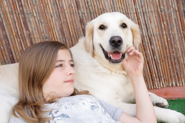 Menina com seu cão — Fotografia de Stock