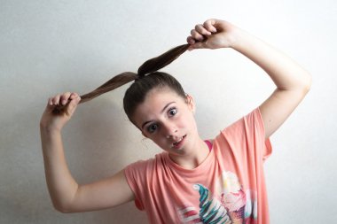 Kız onun saçını çekme