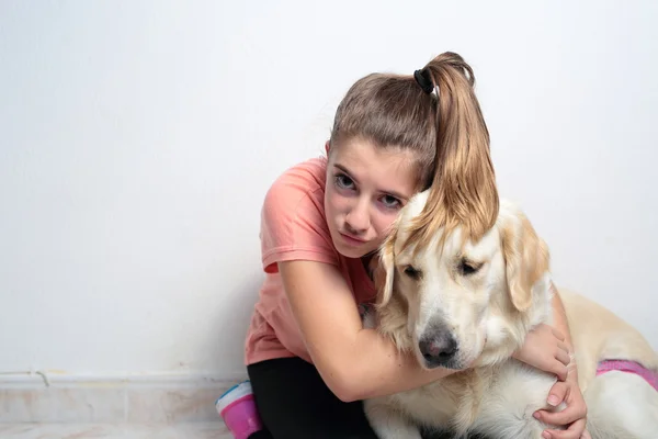 Menina com seu cão — Fotografia de Stock