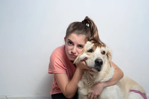 Jeune femme avec son animal domestique — Photo