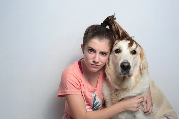 Adolescente com seu cão — Fotografia de Stock