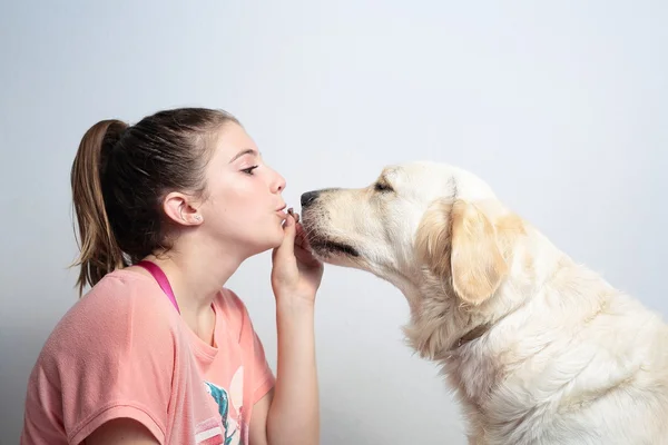 Chica dando un premio para su perro — Foto de Stock