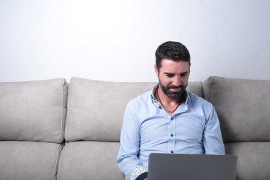 Bilgisayarlı bir adam