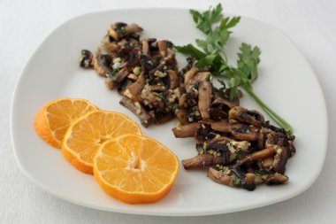 maydanoz ve turuncu ile mantar