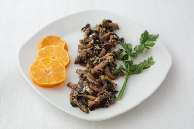 maydanoz ve turuncu ile mantar