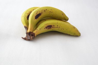 olgun muz üzerinde beyaz izole demet