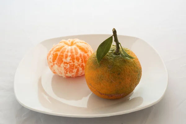 Des tangerines sur une assiette — Photo