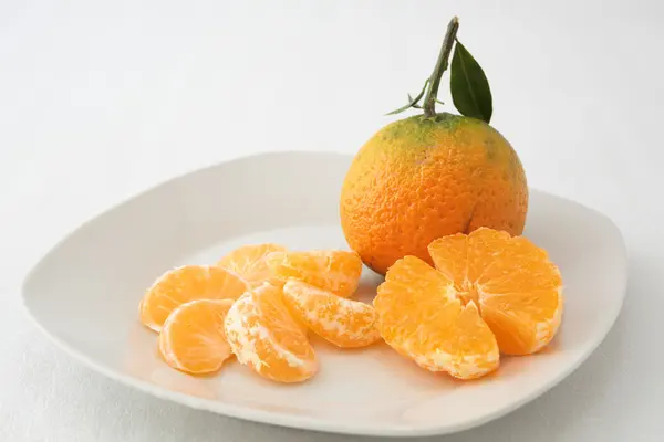 Tangerines di piring — Stok Foto