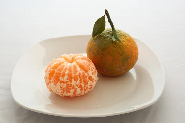 Des tangerines sur une assiette — Photo