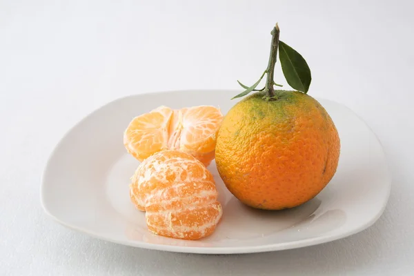 Des tangerines sur une assiette — Photo