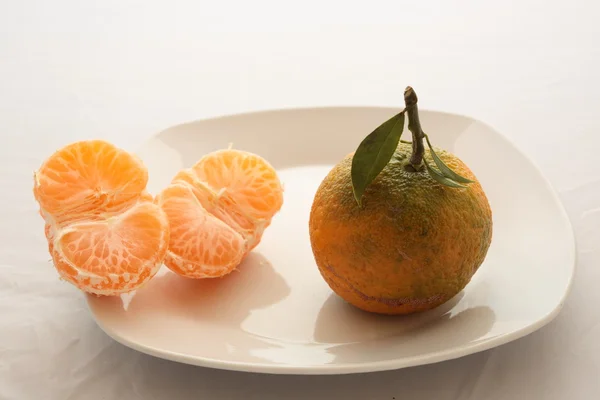 Tangerines di piring — Stok Foto