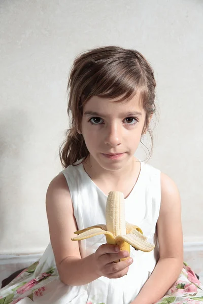 여자는 바나나를 먹는 간식 — 스톡 사진
