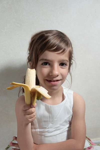 여자는 바나나를 먹는 간식 — 스톡 사진