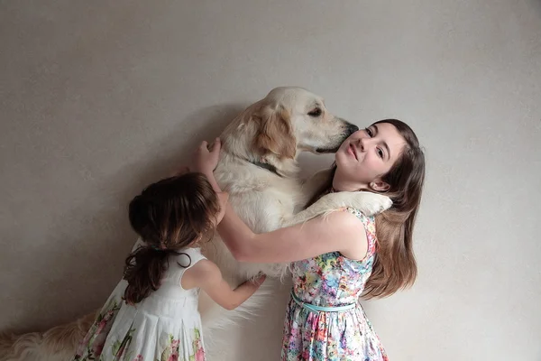 Meninas com seu cão — Fotografia de Stock