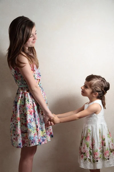 Sisters playing games — Stock Photo, Image