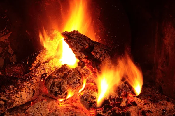 Пламя огня в камине — стоковое фото