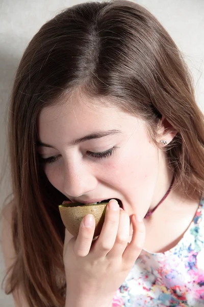 Woman eating kiwi — Stock Photo, Image
