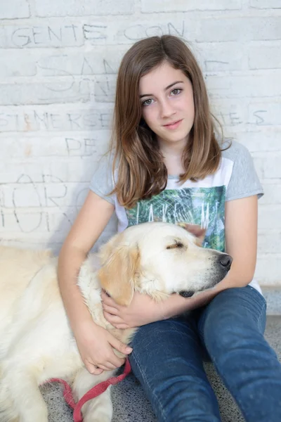 少女と彼女の腕の中で犬が寝ています。 — ストック写真