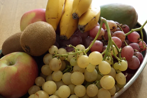 Bandeja de metal de frutas sortidas — Fotografia de Stock