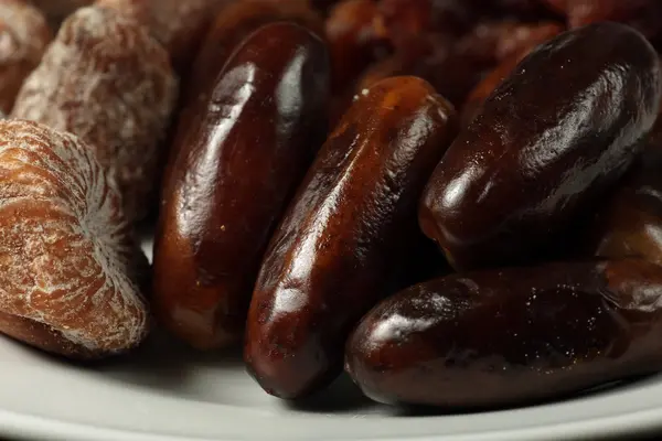 Weißer Teller mit getrockneten Früchten — Stockfoto