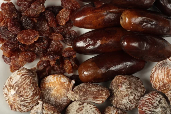 Weißer Teller mit getrockneten Früchten — Stockfoto