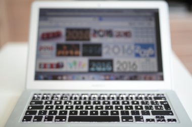 iki bin ve on altı ekran resimleri ile bilgisayar