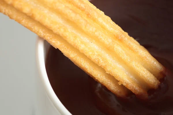 Taza de chocolate líquido y churros — Foto de Stock