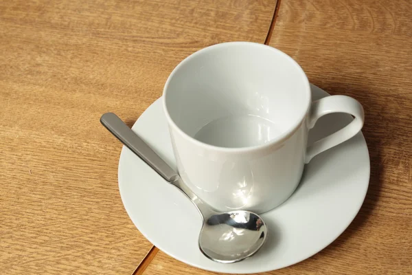 Чашка и пустая белая тарелка — стоковое фото