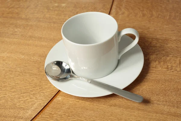Чашка и пустая белая тарелка — стоковое фото