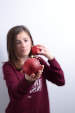 genç bir Noel top ile