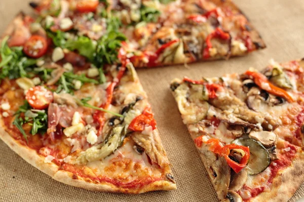 Zelfgemaakte pizza met raket plant — Stockfoto