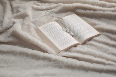 bir yatakta kitap açık