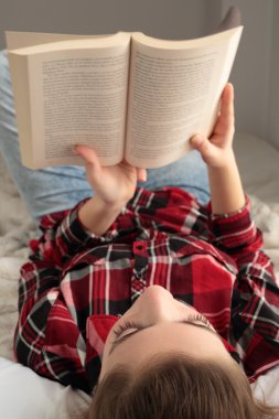 genç bir kitap okuma