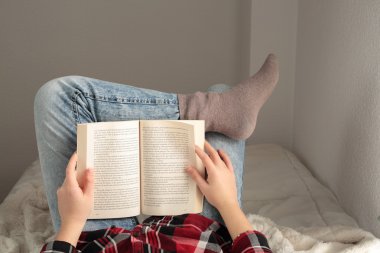 genç bir kitap okuma