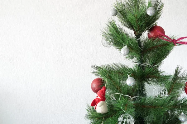 Vánoční stromeček s ozdobami — Stock fotografie