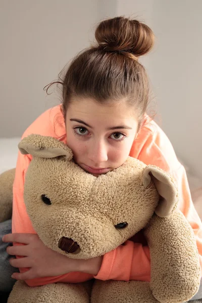 Teenager umarmt ihren Teddybär — Stockfoto