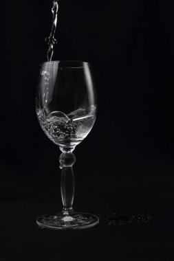 Kristal bardak düşen su ile